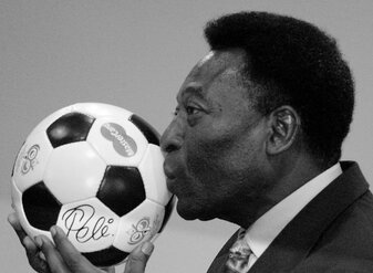Die brasilianische Fußball-Legende Pelé ist im Alter von 82 Jahren gestorben. Die brasilianische Fußball-Legende Pelé ist im Alter von 82 Jahren gestorben.