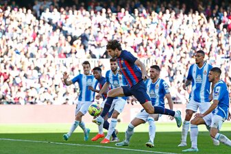Der FC Barcelona um Marcos Alonso (M.) spielte nur Remis im Derby. Der FC Barcelona um Marcos Alonso (M.) spielte nur Remis im Derby.