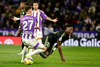 Real-Stürmer Vinicius Junior (r) kritisiert die Untätigkeit der spanischen Liga. Real-Stürmer Vinicius Junior (r) kritisiert die Untätigkeit der spanischen Liga.