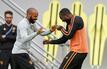 Belgiens damaliger Co-Trainer Thierry Henry (l) und Romelu Lukaku während eines Trainings bei der WM 2018.