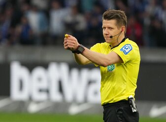 Patrick Ittrich wünscht sich im Fußball ein strafferes Regelwerk. Patrick Ittrich wünscht sich im Fußball ein strafferes Regelwerk.