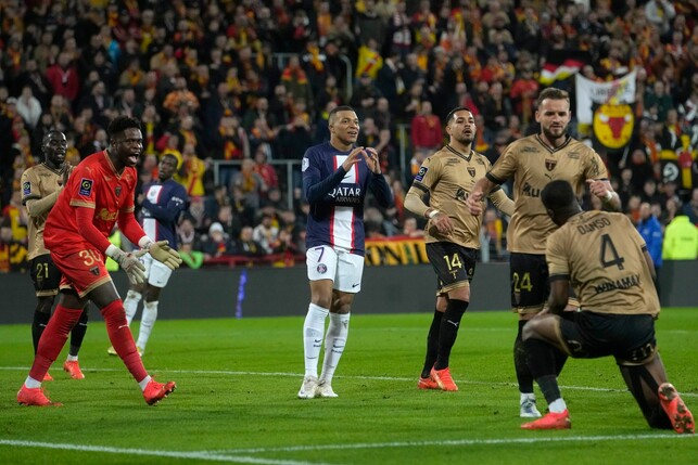 Auch Superstar Kylian Mbappé (M) konnte die PSG-Niederlage nicht verhindern.