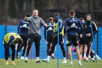 HSV-Coach Tim Walter gibt beim Trainingsauftakt Anweisungen. HSV-Coach Tim Walter gibt beim Trainingsauftakt Anweisungen.