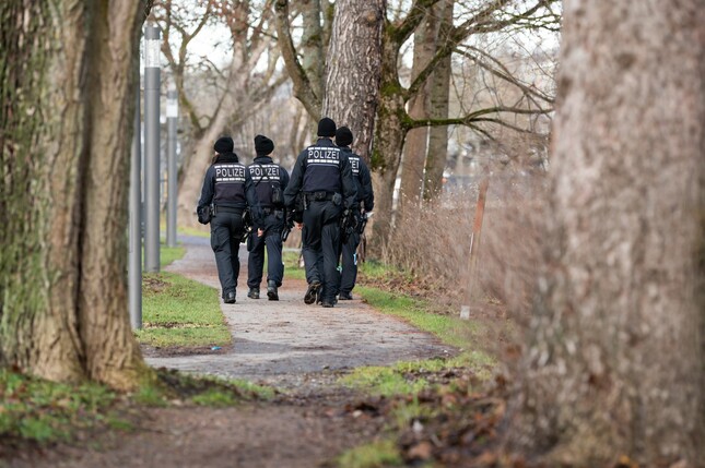 Polizeibeamte suchen am Ufer der Brigach nach dem vermissten Vater von Magdeburg-Profi Brünker.