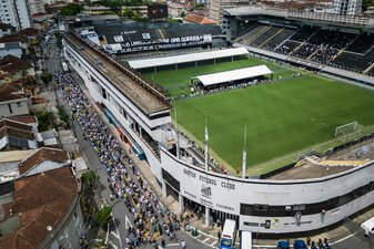 Zahlreiche Menschen nehmen im Stadion des FC Santos Abschied von Pelé. Zahlreiche Menschen nehmen im Stadion des FC Santos Abschied von Pelé.