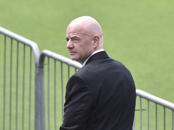Infantino entschuldigt sich für Selfies bei Peles Totenwache