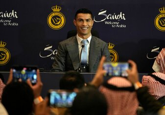 Cristiano Ronaldo während einer Pressekonferenz zu seiner offiziellen Vorstellung beim Fußballverein Al Nassr. Cristiano Ronaldo während einer Pressekonferenz zu seiner offiziellen Vorstellung beim Fußballverein Al Nassr.