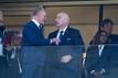 Fifa-Präsident Gianni Infantino (r) und Karl-Heinz Rummenigge (l) unterhalten sich vor einem WM-Spiel in Katar auf der Tribüne.