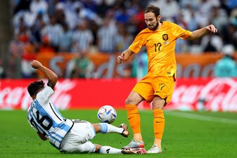 Daley Blind (r) ist beim Trainingslager der Bayern in Katar dabei. Daley Blind (r) ist beim Trainingslager der Bayern in Katar dabei.