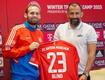 Bayern Münchens Sportvorstand Hasan Salihamidzic und Neuzugang Daley Blind (l).