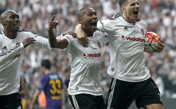 Mario Gomez (R) schoss Besiktas Istanbul mit 26 Saisontoren zur Meisterschaft. EPA/SEDAT SUNA Foto: Sedat Suna
<br>dpa-infocom GmbH