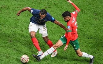 Der FC Bayern muss mehrere Wochen auf seinen Außenverteidiger Noussair Mazraoui (r) verzichten. Der FC Bayern muss mehrere Wochen auf seinen Außenverteidiger Noussair Mazraoui (r) verzichten.