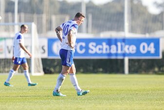 Schalkes Sebastian Polter musste verletzt den Platz verlassen. Schalkes Sebastian Polter musste verletzt den Platz verlassen.