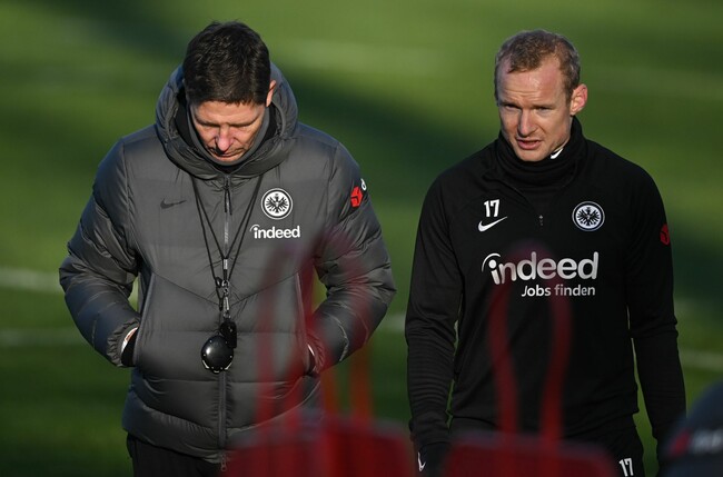 Sebastian Rode (r) unterhält sich beim Trainingsauftakt mit Eintracht Frankfurts Cheftrainer Oliver Glasner.