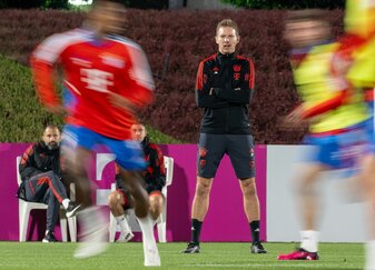 Bayern-Coach Julian Nagelsmann beobachtet seine Spieler beim Training in Doha. Bayern-Coach Julian Nagelsmann beobachtet seine Spieler beim Training in Doha.