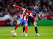 Atleticos Joao Felix (l) kämpft mit Manchesters John Stones um den Ball