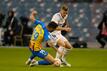 Reals Toni Kroos (r) im Zweikampf mit Hugo Duro vom FC Valencia.