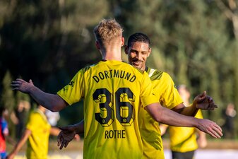 BVB-Stürmer Sébastien Haller (r) bejubelt mit Tom Rothe das Tor zum 6:0. BVB-Stürmer Sébastien Haller (r) bejubelt mit Tom Rothe das Tor zum 6:0.