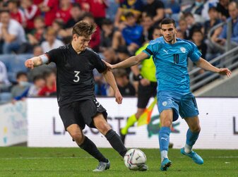 Fußball-Zweitligist Hamburger SV will den U21-Nationalspieler Noah Katterbach (l) ausleihen. Fußball-Zweitligist Hamburger SV will den U21-Nationalspieler Noah Katterbach (l) ausleihen.