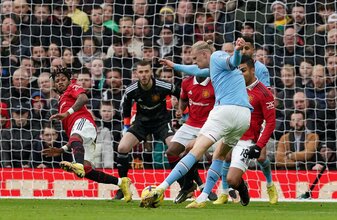 Fred von Manchester United (l) wirft sich in den Schuss von City-Stürmer Erling Haaland (vorne). Fred von Manchester United (l) wirft sich in den Schuss von City-Stürmer Erling Haaland (vorne).