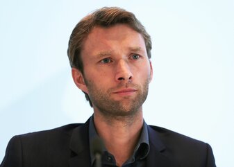 «Er hat eine hervorragende Technik, ist groß gewachsen und schnell», sagt Simon Rolfes über Noah Mbamba. «Er hat eine hervorragende Technik, ist groß gewachsen und schnell», sagt Simon Rolfes über Noah Mbamba.