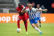 Hertha-Verteidiger Maximilian Mittelstädt (r) im Laufduell mit dem Frankfurter Randal Kolo Muani.