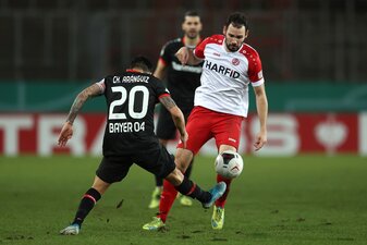 Simon Engelmann hier im Duell im DFB-Pokal, gegen Bayer 04 Leverkusens Charles Aranguiz (Foto: Lars Baron/Getty Images) Simon Engelmann hier im Duell im DFB-Pokal, gegen Bayer 04 Leverkusens Charles Aranguiz (Foto: Lars Baron/Getty Images)