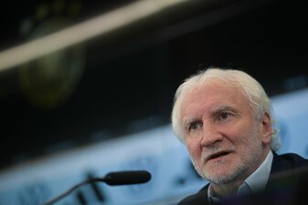 Stellte sich den Medien: Der neue DFB-Direktor für die deutsche Fußball-Nationalmannschaft Rudi Völler. Stellte sich den Medien: Der neue DFB-Direktor für die deutsche Fußball-Nationalmannschaft Rudi Völler.