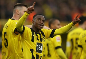 Offiziell: Moukoko Verlängert Bei Borussia Dortmund Bis 2026 ...