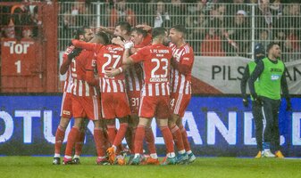 Unions Danilho Doekhi (2.v.l) jubelt mit Teamkollegen nach seinem Treffer zum 1:1. Unions Danilho Doekhi (2.v.l) jubelt mit Teamkollegen nach seinem Treffer zum 1:1.