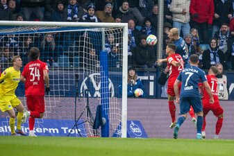 Philipp Hofmann (3.v.r) köpft den Ball zur Bochumer Führung ins Tor. Philipp Hofmann (3.v.r) köpft den Ball zur Bochumer Führung ins Tor.