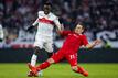 Stuttgarts Naouirou Ahamada (l) kämpft mit Mainz Dominik Kohr (r) um den Ball.