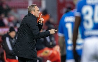 Hoffenheims Trainer André Breitenreiter gibt seinem Team taktische Anweisungen. Hoffenheims Trainer André Breitenreiter gibt seinem Team taktische Anweisungen.