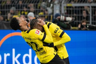 Auch die Dortmunder Jude Bellingham (l) und Jamie Bynoe-Gittens trugen sich in die Torschützenliste ein. Auch die Dortmunder Jude Bellingham (l) und Jamie Bynoe-Gittens trugen sich in die Torschützenliste ein.