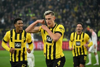 Nach seinem Tor zum 2:1 zeigte Schlotterbeck den Bizeps-Jubel - doch für den Verteidiger lief gegen den FCA nicht alles so rund. Foto: Ina Fassbender/AFP via Getty Images Nach seinem Tor zum 2:1 zeigte Schlotterbeck den Bizeps-Jubel - doch für den Verteidiger lief gegen den FCA nicht alles so rund. Foto: Ina Fassbender/AFP via Getty Images