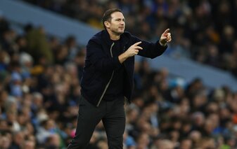 Frank Lampard hatte das Traineramt beim FC Everton im Januar 2022 übernommen. Frank Lampard hatte das Traineramt beim FC Everton im Januar 2022 übernommen.
