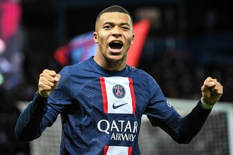 PSG-Stürmer Kylian Mbappé erzielte beim Sieg bei Pays de Cassel fünf Tore. PSG-Stürmer Kylian Mbappé erzielte beim Sieg bei Pays de Cassel fünf Tore.