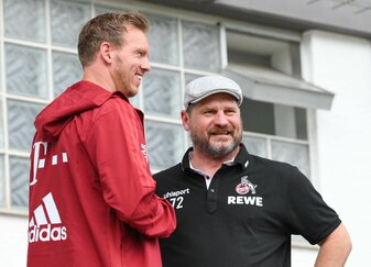 Bayerns Trainer Julian Nagelsmann (l) und Kölns Trainer Steffen Baumgart unterhalten sich. Bayerns Trainer Julian Nagelsmann (l) und Kölns Trainer Steffen Baumgart unterhalten sich.