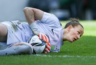 Torhüterin Almuth Schult hält einen Ball. Torhüterin Almuth Schult hält einen Ball.