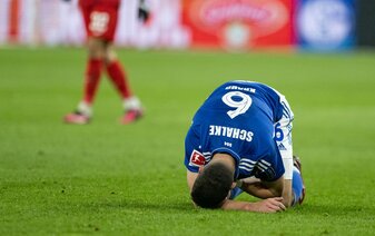 Der Schalker Tom Krauß verletzte sich gegen Leipzig. Der Schalker Tom Krauß verletzte sich gegen Leipzig.