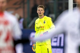 Gladbachs Torwart Jonas Omlin gibt Anweisungen. Gladbachs Torwart Jonas Omlin gibt Anweisungen.