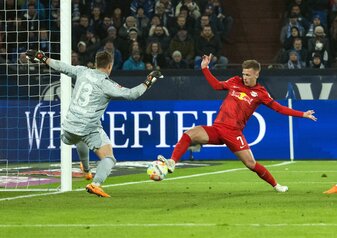 Schalkes Torhüter Alexander Schwolow und Dani Olmo von Leipzig versuchen an den Ball zu kommen. Schalkes Torhüter Alexander Schwolow und Dani Olmo von Leipzig versuchen an den Ball zu kommen.
