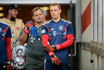 Manuel Neuer vom FC Bayern München (r) kommt mit Torwarttrainer Toni Tapalovic aus dem Spielertunnel. Manuel Neuer vom FC Bayern München (r) kommt mit Torwarttrainer Toni Tapalovic aus dem Spielertunnel.