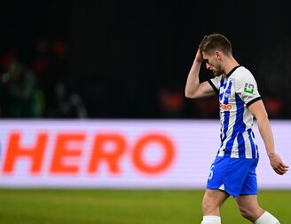 Herthas Jonjoe Kenny verlässt nach dem 0:5-Debakel gegen Wolfsburg den Platz. Herthas Jonjoe Kenny verlässt nach dem 0:5-Debakel gegen Wolfsburg den Platz.