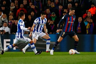Robert Lewandowski (r) steht mit dem FC Barcelona im Pokal-Halbfinale. Robert Lewandowski (r) steht mit dem FC Barcelona im Pokal-Halbfinale.