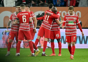 Die Augsburger Spieler jubeln über den 1:0 Treffer durch Mergim Berisha. Die Augsburger Spieler jubeln über den 1:0 Treffer durch Mergim Berisha.