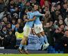 Manchester Citys Nathan Ake (r) und Jack Grealish feiern den Sieg gegen den FC Arsenal.