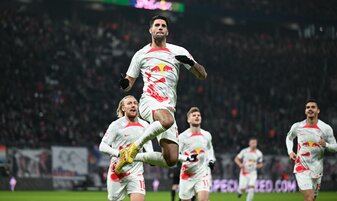 Leipzigs Dominik Szoboszlai (2.v.l.) hat soeben zum 2:0 gegen Stuttgart getroffen und jubelt. Leipzigs Dominik Szoboszlai (2.v.l.) hat soeben zum 2:0 gegen Stuttgart getroffen und jubelt.