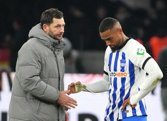 Cheftrainer Sandro Schwarz (l) und die Hertha stehen mit nur 14 Punkten auf dem vorletzten Tabellenplatz. Cheftrainer Sandro Schwarz (l) und die Hertha stehen mit nur 14 Punkten auf dem vorletzten Tabellenplatz.