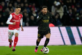 PSG-Superstar Lionel Messi (r) im Laufduell mit Alexis Flips von Stade Reims. PSG-Superstar Lionel Messi (r) im Laufduell mit Alexis Flips von Stade Reims.
